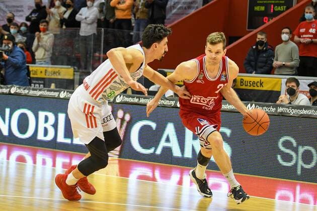 Nihad Djedovic, Florian Koch 29. Spieltag, Basketball Bundesliga, Basketball Saison 2021 2022, Deutschland, easyCredit BBL, Germany, Giessen 46ers, giessen rot, Herren, Jobstairs GIESSEN 46ers - FC Bayern München, Männer, München in weiss