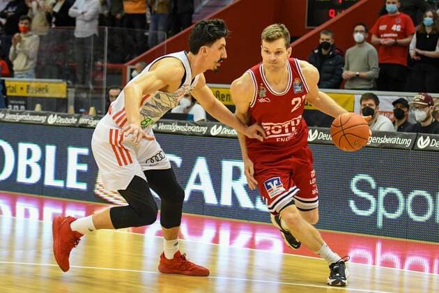 Nihad Djedovic, Florian Koch 29. Spieltag, Basketball Bundesliga, Basketball Saison 2021 2022, Deutschland, easyCredit BBL, Germany, Giessen 46ers, giessen rot, Herren, Jobstairs GIESSEN 46ers - FC Bayern München, Männer, München in weiss