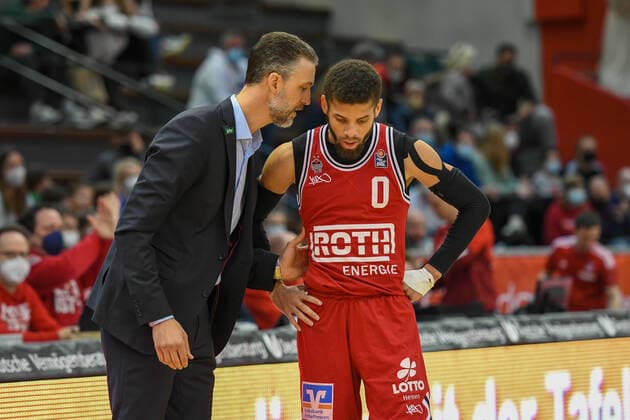Pete Strobl, Kendale McCullum 29. Spieltag, Basketball Bundesliga, Basketball Saison 2021 2022, Deutschland, easyCredit BBL, Germany, Giessen 46ers, giessen rot, Herren, Jobstairs GIESSEN 46ers - FC Bayern München, Männer, München in weiss