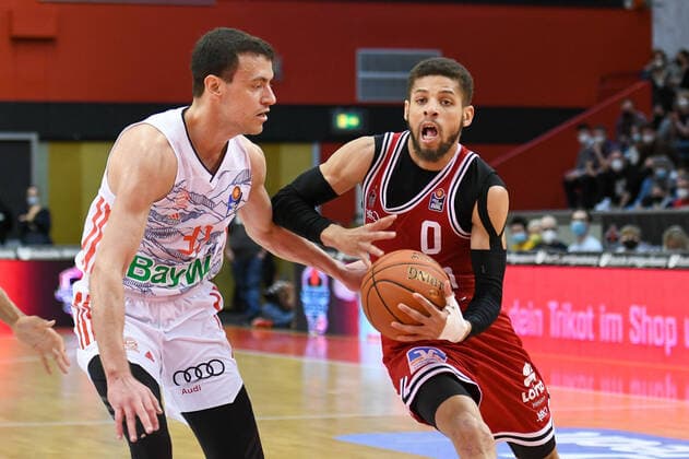 Zan Sisko, Kendale McCullum 29. Spieltag, Basketball Bundesliga, Basketball Saison 2021 2022, Deutschland, easyCredit BBL, Germany, Giessen 46ers, giessen rot, Herren, Jobstairs GIESSEN 46ers - FC Bayern München, Männer, München in weiss