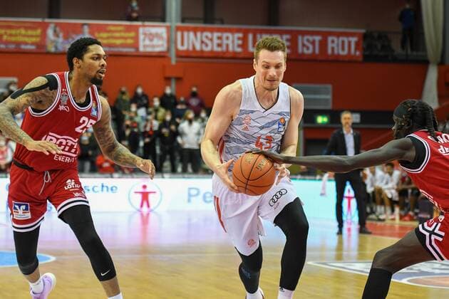 Phillip Fayne, Leon Radosevic, Nuni Omot 29. Spieltag, Basketball Bundesliga, Basketball Saison 2021 2022, Deutschland, easyCredit BBL, Germany, Giessen 46ers, giessen rot, Herren, Jobstairs GIESSEN 46ers - FC Bayern München, Männer, München in weiss