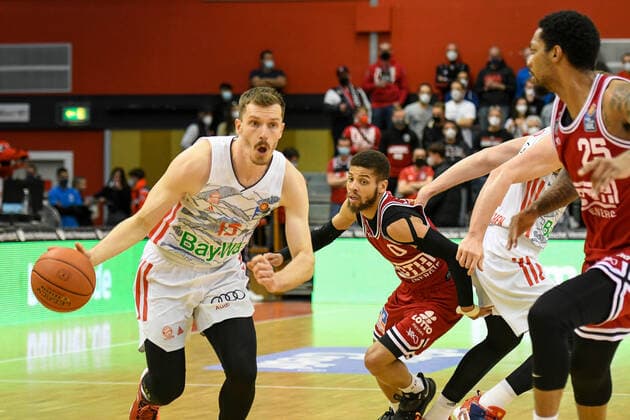 Andreas Obst, Phillip Fayne 29. Spieltag, Basketball Bundesliga, Basketball Saison 2021 2022, Deutschland, easyCredit BBL, Germany, Giessen 46ers, giessen rot, Herren, Jobstairs GIESSEN 46ers - FC Bayern München, Männer, München in weiss