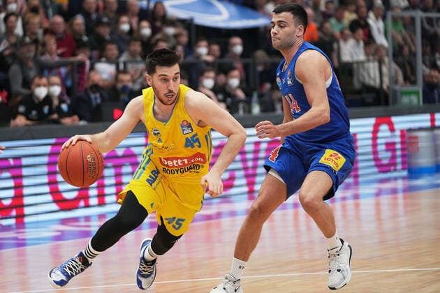 Tamir Blatt (Alba, 45), Nikola Rebic (MBC, 44), Syntainics MBC vs. ALBA BERLIN, Basketball Bundesliga, Maenner, 2021 2022, 29. Spieltag, 10.04.2022, Syntainics MBC vs. ALBA BERLIN, Basketball Bundesliga, Maenner, 2021 2022, 29. Spieltag, 10.04.2022, Weissenfels