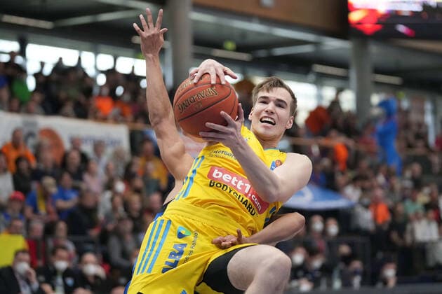 Malte Delow (Alba, 6), Syntainics MBC vs. ALBA BERLIN, Basketball Bundesliga, Maenner, 2021 2022, 29. Spieltag, 10.04.2022, Syntainics MBC vs. ALBA BERLIN, Basketball Bundesliga, Maenner, 2021 2022, 29. Spieltag, 10.04.2022, Weissenfels