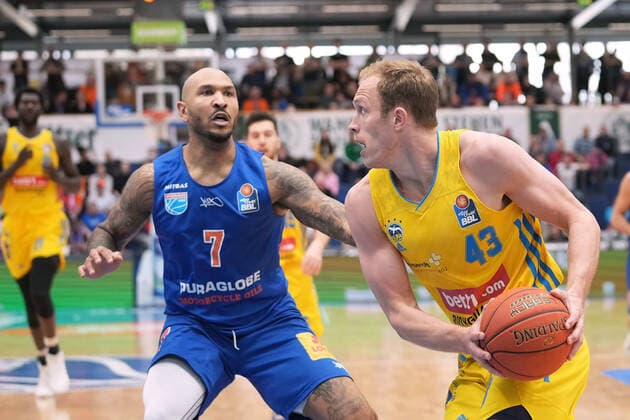 Sergio Kerusch (MBC, 07), Luke Sikma (Alba, 43), Syntainics MBC vs. ALBA BERLIN, Basketball Bundesliga, Maenner, 2021 2022, 29. Spieltag, 10.04.2022, Syntainics MBC vs. ALBA BERLIN, Basketball Bundesliga, Maenner, 2021 2022, 29. Spieltag, 10.04.2022, Weissenfels