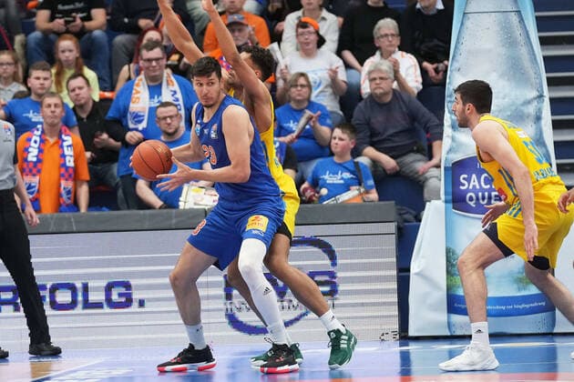 Goran Huskic (MBC, 23), Oscar da Silva (Alba, 1), Syntainics MBC vs. ALBA BERLIN, Basketball Bundesliga, Maenner, 2021 2022, 29. Spieltag, 10.04.2022, Syntainics MBC vs. ALBA BERLIN, Basketball Bundesliga, Maenner, 2021 2022, 29. Spieltag, 10.04.2022, Weissenfels
