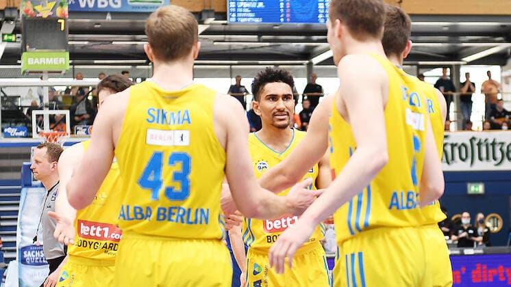 Basketball, 1. Bundesliga, Saison 2021 2022, 29. Spieltag, SYNTAINICS MBC (Mitteldeutscher Basketball Club Weissenfels) vs. Alba Berlin (10.04.2022) Freude nach einem Punktgewinn bei Luke Sikma (Forward Alba Berlin, Rueckennummer 43), Maodo Lo (Guard Alba Berlin, Rueckennummer 0), Malte Delow (Guard Alba Berlin, Rueckennummer 6), Tim Schneider (Forward Alba Berlin, Rueckennummer 10) (v.l.n.r.) beim Spiel Weißenfels gegen Alba Berlin (10.04.2022) Weißenfels Sachsen-Anhalt Deutschland Stadthalle Weißenfels