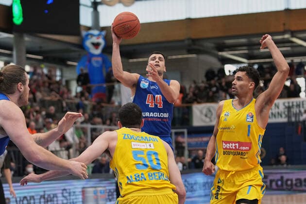Yovel Zoosman (Alba, 50), Nikola Rebic (MBC, 44), Oscar da Silva (Alba, 1), Syntainics MBC vs. ALBA BERLIN, Basketball Bundesliga, Maenner, 2021 2022, 29. Spieltag, 10.04.2022, Syntainics MBC vs. ALBA BERLIN, Basketball Bundesliga, Maenner, 2021 2022, 29. Spieltag, 10.04.2022, Weissenfels