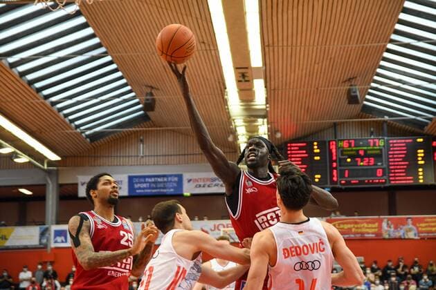 Nuni Omot 29. Spieltag, Basketball Bundesliga, Basketball Saison 2021 2022, Deutschland, easyCredit BBL, Germany, Giessen 46ers, giessen rot, Herren, Jobstairs GIESSEN 46ers - FC Bayern München, Männer, München in weiss