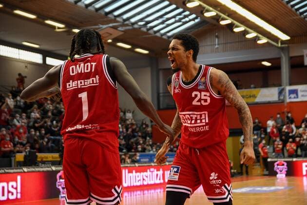 Nuni Omot, Phillip Fayne 29. Spieltag, Basketball Bundesliga, Basketball Saison 2021 2022, Deutschland, easyCredit BBL, Germany, Giessen 46ers, giessen rot, Herren, Jobstairs GIESSEN 46ers - FC Bayern München, Männer, München in weiss