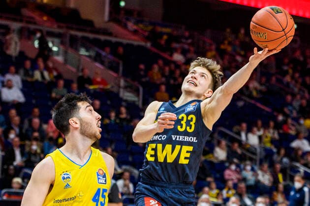 v.l. Tamir Blatt (Alba Berlin, 45), Bennet Hundt (EWE Baskets Oldenburg, 33), Zweikampf, Action, Kampf, GER, Alba Berlin vs EWE Baskets Oldenburg, BBL, Basketball - Bundesliga - Maenner, 30. Spieltag, Saison 2021 2022, 12.04.2022, GER, Alba Berlin vs EWE Baskets Oldenburg, BBL, Basketball - Bundesliga - Maenner, 30. Spieltag, Saison 2021 2022, 12.04.2022, Berlin Copyright: xEibner-Pressefoto UwexKochx EP_UKH