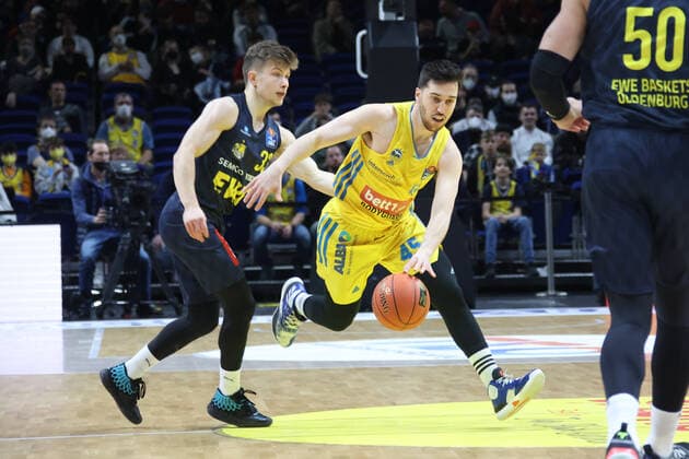 DEU, easyCredit BBL, ALBA vs. Baskets Oldenburg, 12.04.2022, Mercedes-Benz-Arena, Berlin, DEU, easyCredit BBL, ALBA vs. Baskets Oldenburg, im Bild Tamir Blatt (ALBA Berlin 45), Bennet Hundt (Baskets Oldenburg 33) Foto: Juergen Engler nordphoto GmbH