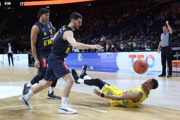 DEU, easyCredit BBL, ALBA vs. Baskets Oldenburg, 12.04.2022, Mercedes-Benz-Arena, Berlin, DEU, easyCredit BBL, ALBA vs. Baskets Oldenburg, im Bild Louis Olinde (ALBA Berlin 19), Sebastian Herrera (Baskets Oldenburg 7), Reggie Lynch (Baskets Oldenburg 50) Foto: Juergen Engler nordphoto GmbH