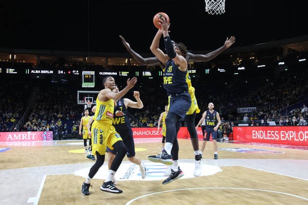 DEU, easyCredit BBL, ALBA vs. Baskets Oldenburg, 12.04.2022, Mercedes-Benz-Arena, Berlin, DEU, easyCredit BBL, ALBA vs. Baskets Oldenburg, im Bild Louis Olinde (ALBA Berlin 19), Christ Koumadje (ALBA Berlin 21), Reggie Lynch (Baskets Oldenburg 50) Foto: Juergen Engler nordphoto GmbH