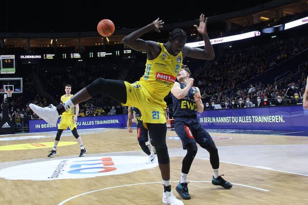 DEU, easyCredit BBL, ALBA vs. Baskets Oldenburg, 12.04.2022, Mercedes-Benz-Arena, Berlin, DEU, easyCredit BBL, ALBA vs. Baskets Oldenburg, im Bild Christ Koumadje (ALBA Berlin 21), Bennet Hundt (Baskets Oldenburg 33) Foto: Juergen Engler nordphoto GmbH