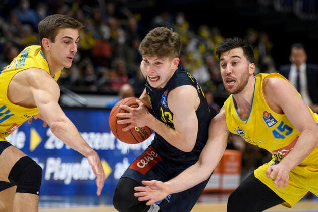 v.l. Tim Schneider (Alba Berlin, 10), Bennet Hundt (EWE Baskets Oldenburg, 33), Tamir Blatt (Alba Berlin, 45), Zweikampf, Action, Kampf, energisch, GER, Alba Berlin vs EWE Baskets Oldenburg, BBL, Basketball - Bundesliga - Maenner, 30. Spieltag, Saison 2021 2022, 12.04.2022, GER, Alba Berlin vs EWE Baskets Oldenburg, BBL, Basketball - Bundesliga - Maenner, 30. Spieltag, Saison 2021 2022, 12.04.2022, Berlin Copyright: xEibner-Pressefoto UwexKochx EP_UKH