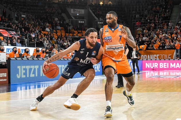 GER, BBL, ratiopharm Ulm vs MLP Academics Heidelberg 12.04.2022, ratiopharm arena, Neu-Ulm, GER, BBL, ratiopharm Ulm vs MLP Academics Heidelberg, im Bild Brekkott Chapman (Heidelberg, 1), Sindarius Thornwell (Ulm, 7)