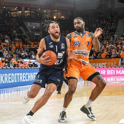 GER, BBL, ratiopharm Ulm vs MLP Academics Heidelberg 12.04.2022, ratiopharm arena, Neu-Ulm, GER, BBL, ratiopharm Ulm vs MLP Academics Heidelberg, im Bild Brekkott Chapman (Heidelberg, 1), Sindarius Thornwell (Ulm, 7)