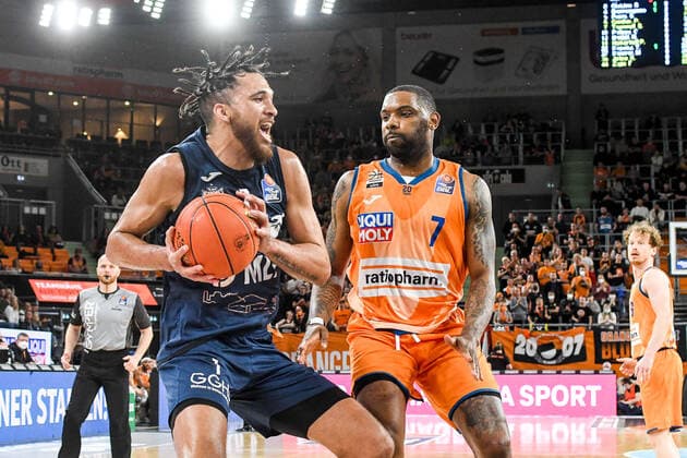 GER, BBL, ratiopharm Ulm vs MLP Academics Heidelberg 12.04.2022, ratiopharm arena, Neu-Ulm, GER, BBL, ratiopharm Ulm vs MLP Academics Heidelberg, im Bild Brekkott Chapman (Heidelberg, 1), Sindarius Thornwell (Ulm, 7)