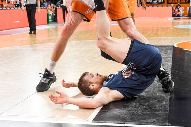 GER, BBL, ratiopharm Ulm vs MLP Academics Heidelberg 12.04.2022, ratiopharm arena, Neu-Ulm, GER, BBL, ratiopharm Ulm vs MLP Academics Heidelberg, im Bild Leon Friederici (Heidelberg, 30), Schultersieg