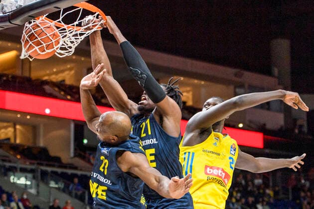 v.l. Rickey Paulding (EWE Baskets Oldenburg, 23), Tai Odiase (EWE Baskets Oldenburg, 21), Christ Koumadje (Alba Berlin, 21), Zweikampf, Action, Kampf, Korb, GER, Alba Berlin vs EWE Baskets Oldenburg, BBL, Basketball - Bundesliga - Maenner, 30. Spieltag, Saison 2021 2022, 12.04.2022, GER, Alba Berlin vs EWE Baskets Oldenburg, BBL, Basketball - Bundesliga - Maenner, 30. Spieltag, Saison 2021 2022, 12.04.2022, Berlin Copyright: xEibner-Pressefoto UwexKochx EP_UKH