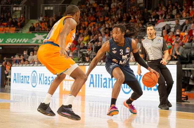 Robert Lowery (3, MLP Academics Heidelberg) mit Semaj Christon (0, Ratiopharm Ulm) GER, Basketball, easyCredit Basketball Bundesliga, Spieltag 30, Ratiopharm Ulm vs MLP Academics Heidelberg, 12.04.2022, GER, Basketball, easyCredit Basketball Bundesliga, Spieltag 30, Ratiopharm Ulm vs MLP Academics Heidelberg, 12.04.2022 Neu-Ulm Copyright: xEibner-Pressefotox EP_FWF