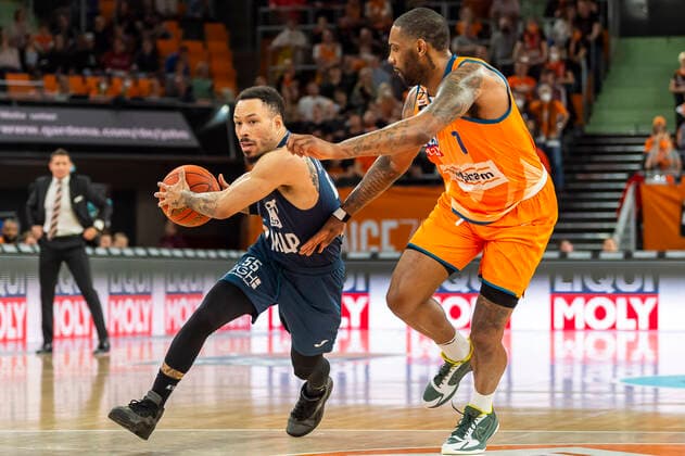 Kan Anderson (55, MLP Academics Heidelberg) mit Sindarius Thornwell (7, Ratiopharm Ulm) , im Hintergrund Jaka Lakovic (Headcoach, Ratiopharm Ulm) GER, Basketball, easyCredit Basketball Bundesliga, Spieltag 30, Ratiopharm Ulm vs MLP Academics Heidelberg, 12.04.2022, GER, Basketball, easyCredit Basketball Bundesliga, Spieltag 30, Ratiopharm Ulm vs MLP Academics Heidelberg, 12.04.2022 Neu-Ulm Copyright: xEibner-Pressefotox EP_FWF