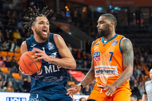 Brekkott Chpaman (1, MLP Academics Heidelberg) mit Sindarius Thornwell (7, Ratiopharm Ulm) GER, Basketball, easyCredit Basketball Bundesliga, Spieltag 30, Ratiopharm Ulm vs MLP Academics Heidelberg, 12.04.2022, GER, Basketball, easyCredit Basketball Bundesliga, Spieltag 30, Ratiopharm Ulm vs MLP Academics Heidelberg, 12.04.2022 Neu-Ulm Copyright: xEibner-Pressefotox EP_FWF