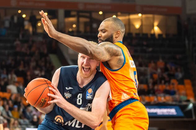 Max Ugrai (8, MLP Academics Heidelberg) mit Sean Evans (5, Ratiopharm Ulm) GER, Basketball, easyCredit Basketball Bundesliga, Spieltag 30, Ratiopharm Ulm vs MLP Academics Heidelberg, 12.04.2022, GER, Basketball, easyCredit Basketball Bundesliga, Spieltag 30, Ratiopharm Ulm vs MLP Academics Heidelberg, 12.04.2022 Neu-Ulm Copyright: xEibner-Pressefotox EP_FWF