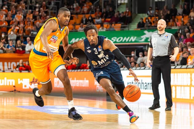Marc-Antooine Leomba (3, Ratiopharm Ulm) mit Semaj Christon (0, Ratiopharm Ulm) GER, Basketball, easyCredit Basketball Bundesliga, Spieltag 30, Ratiopharm Ulm vs MLP Academics Heidelberg, 12.04.2022, GER, Basketball, easyCredit Basketball Bundesliga, Spieltag 30, Ratiopharm Ulm vs MLP Academics Heidelberg, 12.04.2022 Neu-Ulm Copyright: xEibner-Pressefotox EP_FWF