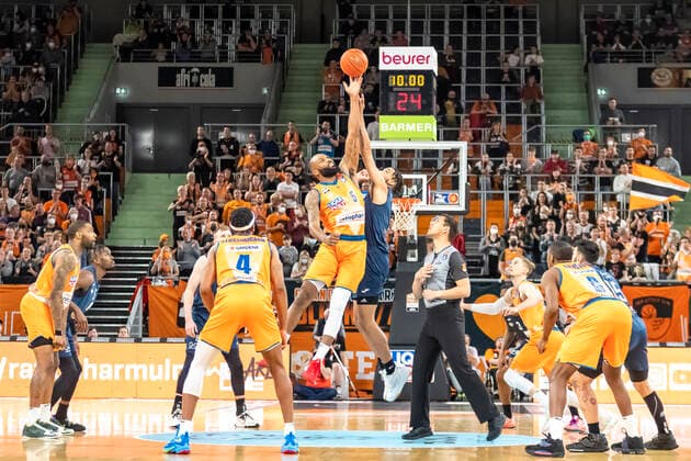 Tipp-Off zwischen Sean Evans (5, Ratiopharm Ulm) und Brekkott Chpaman (1, MLP Academics Heidelberg) mit dem Ballbesitz fuer die Hausherren GER, Basketball, easyCredit Basketball Bundesliga, Spieltag 30, Ratiopharm Ulm vs MLP Academics Heidelberg, 12.04.2022, GER, Basketball, easyCredit Basketball Bundesliga, Spieltag 30, Ratiopharm Ulm vs MLP Academics Heidelberg, 12.04.2022 Neu-Ulm Copyright: xEibner-Pressefotox EP_FWF