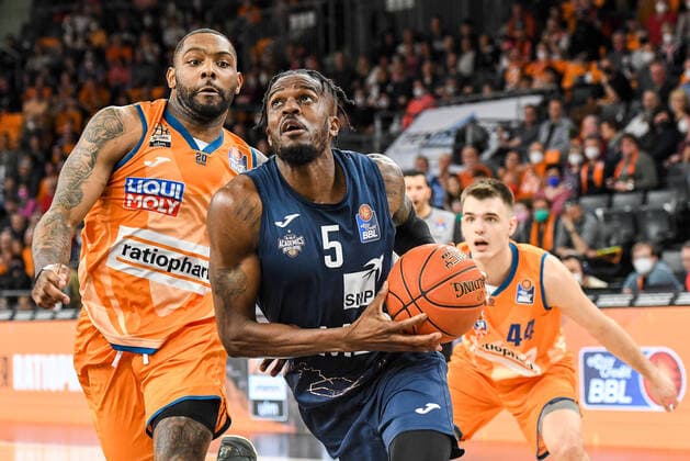 GER, BBL, ratiopharm Ulm vs MLP Academics Heidelberg 12.04.2022, ratiopharm arena, Neu-Ulm, GER, BBL, ratiopharm Ulm vs MLP Academics Heidelberg, im Bild Sindarius Thornwell (Ulm, 7), Shyron Ely (Heidelberg, 5), Fedor Zugic (Ulm, 44)