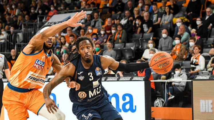 GER, BBL, ratiopharm Ulm vs MLP Academics Heidelberg 12.04.2022, ratiopharm arena, Neu-Ulm, GER, BBL, ratiopharm Ulm vs MLP Academics Heidelberg, im Bild Jaron Blossomgame (Ulm, 4), Robert Lowery (Heidelberg, 3)