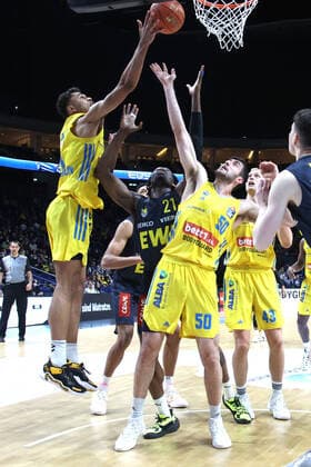 DEU, easyCredit BBL, ALBA vs. Baskets Oldenburg, 12.04.2022, Mercedes-Benz-Arena, Berlin, DEU, easyCredit BBL, ALBA vs. Baskets Oldenburg, im Bild Oscar da Silva (ALBA Berlin 1), Yovel Zoosman (ALBA Berlin 50), Luke Sikma (ALBA Berlin 43), Tai Odiase (Baskets Oldenburg 21) Foto: Juergen Engler nordphoto GmbH