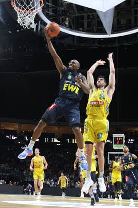 DEU, easyCredit BBL, ALBA vs. Baskets Oldenburg, 12.04.2022, Mercedes-Benz-Arena, Berlin, DEU, easyCredit BBL, ALBA vs. Baskets Oldenburg, im Bild Yovel Zoosman (ALBA Berlin 50), Rickey Paulding (Baskets Oldenburg 23) Foto: Juergen Engler nordphoto GmbH