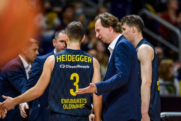 v.l. Max Heidegger (EWE Baskets Oldenburg, 03), Ingo Freyer (EWE Baskets Oldenburg, Trainer), dep, verliert, GER, Alba Berlin vs EWE Baskets Oldenburg, BBL, Basketball - Bundesliga - Maenner, 30. Spieltag, Saison 2021 2022, 12.04.2022, GER, Alba Berlin vs EWE Baskets Oldenburg, BBL, Basketball - Bundesliga - Maenner, 30. Spieltag, Saison 2021 2022, 12.04.2022, Berlin Copyright: xEibner-Pressefoto UwexKochx EP_UKH