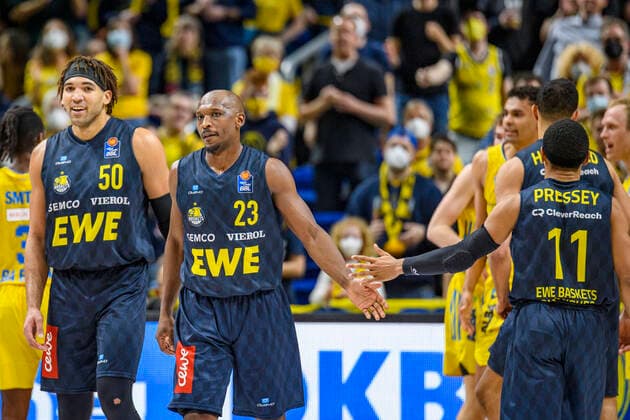 v.l. Reggie Lynch (EWE Baskets Oldenburg, 50), Rickey Paulding (EWE Baskets Oldenburg, 23), Phil Pressey (EWE Baskets Oldenburg, 11), traurig, deprimiert, sauer, GER, Alba Berlin vs EWE Baskets Oldenburg, BBL, Basketball - Bundesliga - Maenner, 30. Spieltag, Saison 2021 2022, 12.04.2022, GER, Alba Berlin vs EWE Baskets Oldenburg, BBL, Basketball - Bundesliga - Maenner, 30. Spieltag, Saison 2021 2022, 12.04.2022, Berlin Copyright: xEibner-Pressefoto UwexKochx EP_UKH
