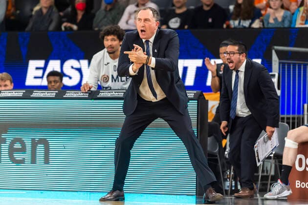 Branislav Ignjatovic (Headcoach MLP Academics Heidelberg) treibt applaudierend seine Mannschaft nach vorn GER, Basketball, easyCredit Basketball Bundesliga, Spieltag 30, Ratiopharm Ulm vs MLP Academics Heidelberg, 12.04.2022, GER, Basketball, easyCredit Basketball Bundesliga, Spieltag 30, Ratiopharm Ulm vs MLP Academics Heidelberg, 12.04.2022 Neu-Ulm Copyright: xEibner-Pressefotox EP_FWF
