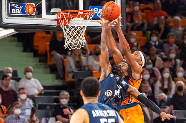 Robert Lowery (3, MLP Academics Heidelberg) verteidigt gegen Jaron Blossomgame (4, Ratiopharm Ulm) unter dem Korb GER, Basketball, easyCredit Basketball Bundesliga, Spieltag 30, Ratiopharm Ulm vs MLP Academics Heidelberg, 12.04.2022, GER, Basketball, easyCredit Basketball Bundesliga, Spieltag 30, Ratiopharm Ulm vs MLP Academics Heidelberg, 12.04.2022 Neu-Ulm Copyright: xEibner-Pressefotox EP_FWF