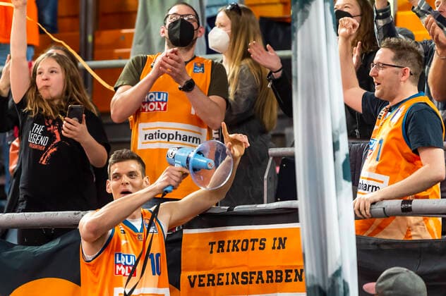 Christoph Philipps (10, Ratiopharm Ulm) heizt den Fans nach dem Heimsieg am Fanblock ein GER, Basketball, easyCredit Basketball Bundesliga, Spieltag 30, Ratiopharm Ulm vs MLP Academics Heidelberg, 12.04.2022, GER, Basketball, easyCredit Basketball Bundesliga, Spieltag 30, Ratiopharm Ulm vs MLP Academics Heidelberg, 12.04.2022 Neu-Ulm Copyright: xEibner-Pressefotox EP_FWF