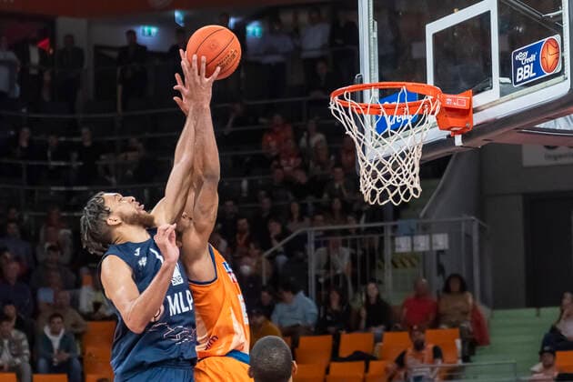 Kampf um den Rebound zwischen Brekkott Chapman (1, MLP Academics Heidelberg) und Jaron Blossomgame (4, Ratiopharm Ulm) GER, Basketball, easyCredit Basketball Bundesliga, Spieltag 30, Ratiopharm Ulm vs MLP Academics Heidelberg, 12.04.2022, GER, Basketball, easyCredit Basketball Bundesliga, Spieltag 30, Ratiopharm Ulm vs MLP Academics Heidelberg, 12.04.2022 Neu-Ulm Copyright: xEibner-Pressefotox EP_FWF
