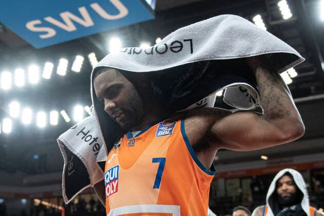 Sindarius Thornwell (7, Ratiopharm Ulm) auf dem Weg in die Kabine nach dem Spiel GER, Basketball, easyCredit Basketball Bundesliga, Spieltag 30, Ratiopharm Ulm vs MLP Academics Heidelberg, 12.04.2022, GER, Basketball, easyCredit Basketball Bundesliga, Spieltag 30, Ratiopharm Ulm vs MLP Academics Heidelberg, 12.04.2022 Neu-Ulm Copyright: xEibner-Pressefotox EP_FWF