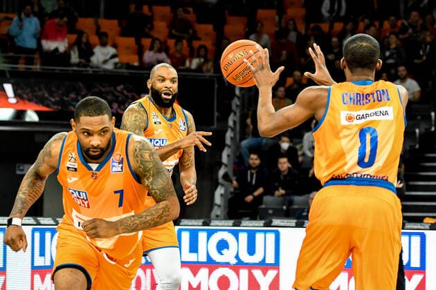 GER, BBL, ratiopharm Ulm vs MLP Academics Heidelberg 12.04.2022, ratiopharm arena, Neu-Ulm, GER, BBL, ratiopharm Ulm vs MLP Academics Heidelberg, im Bild Sindarius Thornwell (Ulm, 7), Sean Evans (Ulm, 5), Semaj Christon (Ulm, 0)