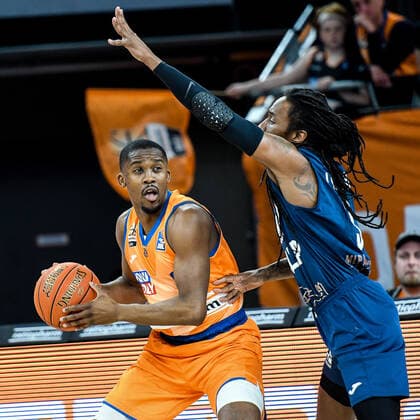 GER, BBL, ratiopharm Ulm vs MLP Academics Heidelberg 12.04.2022, ratiopharm arena, Neu-Ulm, GER, BBL, ratiopharm Ulm vs MLP Academics Heidelberg, im Bild Semaj Christon (Ulm, 0), Robert Lowery (Heidelberg, 3)