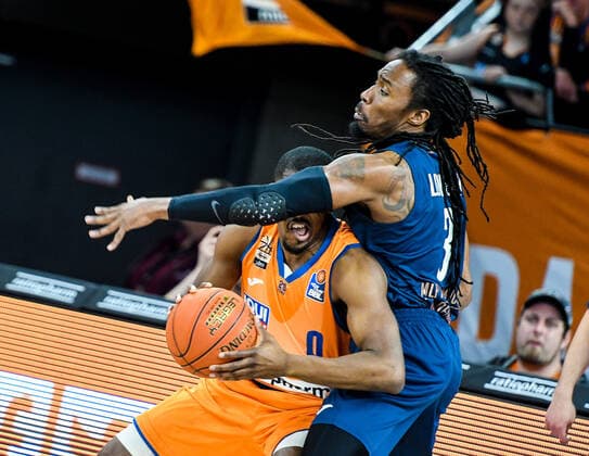 GER, BBL, ratiopharm Ulm vs MLP Academics Heidelberg 12.04.2022, ratiopharm arena, Neu-Ulm, GER, BBL, ratiopharm Ulm vs MLP Academics Heidelberg, im Bild Semaj Christon (Ulm, 0), Robert Lowery (Heidelberg, 3)