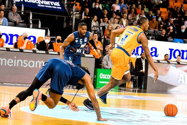 GER, BBL, ratiopharm Ulm vs MLP Academics Heidelberg 12.04.2022, ratiopharm arena, Neu-Ulm, GER, BBL, ratiopharm Ulm vs MLP Academics Heidelberg, im Bild Robert Lowery (Heidelberg, 3) und Shyron Ely (Heidelberg, 5) können Semaj Christon (Ulm, 0) nicht aufhalten