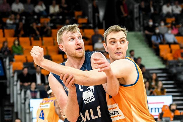 GER, BBL, ratiopharm Ulm vs MLP Academics Heidelberg 12.04.2022, ratiopharm arena, Neu-Ulm, GER, BBL, ratiopharm Ulm vs MLP Academics Heidelberg, im Bild Maximilian Ugrai (Heidelberg, 8), Philipp Herkenhoff (Ulm, 14)