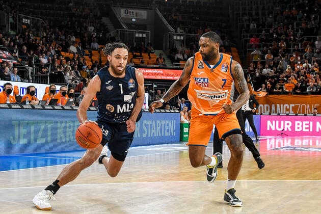 GER, BBL, ratiopharm Ulm vs MLP Academics Heidelberg 12.04.2022, ratiopharm arena, Neu-Ulm, GER, BBL, ratiopharm Ulm vs MLP Academics Heidelberg, im Bild Brekkott Chapman (Heidelberg, 1), Sindarius Thornwell (Ulm, 7)