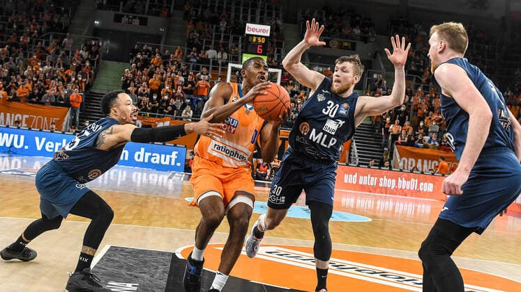 GER, BBL, ratiopharm Ulm vs MLP Academics Heidelberg 12.04.2022, ratiopharm arena, Neu-Ulm, GER, BBL, ratiopharm Ulm vs MLP Academics Heidelberg, im Bild Semaj Christon (Ulm, 0) setzt sich gegen Leon Friederici (Heidelberg, 30) durch, Kyan Anderson (Heidelberg, 55), Maximilian Ugrai (Heidelberg, 8)