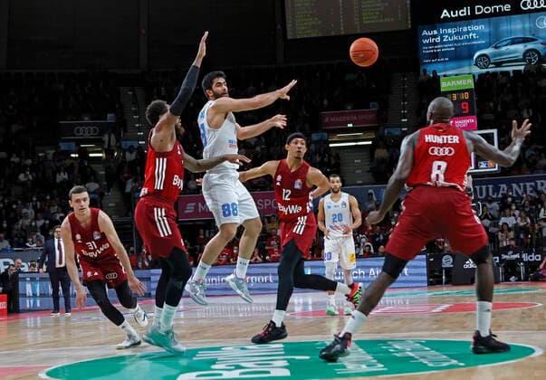 Basketball, BBL, FC Bayern München - SYNTAINICS MBC 13.04.2022, BBL, FC Bayern Muenchen vs Mitteldeutscher , Audi Dome Muenchen , Basketball, im Bild: Zan Mark Sisko (FCB Basketball), Deshaun Thomas (FCB Basketball), Behnam Yakhchalideh (Mitteldeutscherbasketball), Jason George (FCB Basketball), Jamel Morris (Mitteldeutscherbasketball), und Othello Hunter (FCB Basketball)